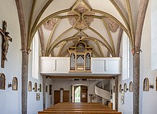 Empore in der Kirche mit Orgel