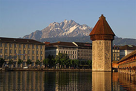 La tour du Kappelbrücke à Lucerne avec le Pilate au loin.