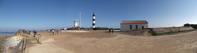 Écluse modèle réduit entre phare et falaise