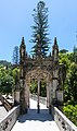 Gazebo na ponte ornamentada.