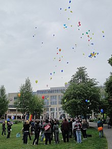 Rainbowflash 2011: Menschen lassen auf dem Ulrichplatz in Magdeburg als Zeichen gegen Homophobie bunte Luftballons aufsteigen.