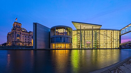 O lado oriental do edifício Paul-Löbe-Haus em Berlim-Mitte, Alemanha, de frente para o rio Spree. O Palácio do Reichstag pode ser visto à esquerda. O edifício Paul-Löbe foi construído segundo os planos do arquiteto alemão Stephan Braunfels (definição 9 427 × 5 303)