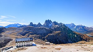 Auronzohütte mit der Cadini-Gruppe