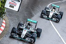 Nico Rosberg suivi de Lewis Hamilton durant le Grand Prix de Monaco 2016.