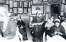 Paiement des allocations aux femmes des marins mobilisés pendant la Première Guerre mondiale (photographie de Jacques de Thézac prise à Sainte Marine années 1910).