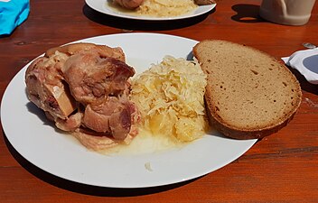 Salzknöchla mit Sauerkraut und Brot