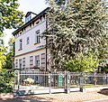 Villa mit Einfriedung, Vorgarten und Garten