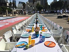 Table de Shabbat dressée sur la place du musée des beaux-arts de Tel Aviv avec 200 sièges vides (20 octobre 2023).