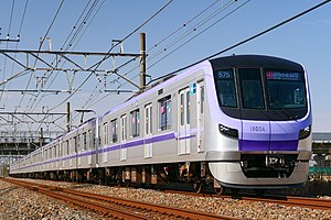 Состав Tokyo Metro 08 серии[англ.] на перегоне между станциями Куки[англ.] и Вадо[англ.]