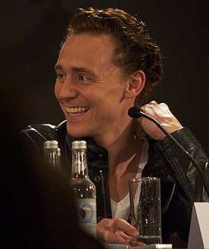 English: Tom Hiddleston at a press conference ...