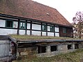 Wohnhaus (Umgebinde), Seitengebäude und Auszugshaus (Umgebinde) eines Bauernhofes sowie ein Trog