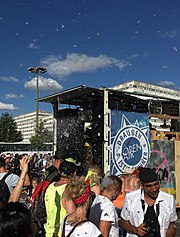 Zug der Liebe Berlin 2015 (cropped).jpg