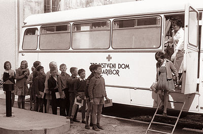 Slika:Šolarji iz tretjega razreda v Račah, čakajo na pregled pred avtobusom - ambulanto ZD Maribor 1962 (3).jpg