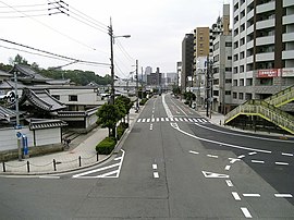 松屋町筋・学園坂交差点から南方向を撮影。画像左が下寺町・右が下寺。