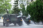 Pasukan Kimia ke-33 Taiwan menyemburkan penyahkuman di jalan di Taipei