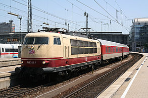 103 245-7 mit einem Autozug nach Salzburg in München Hbf (Juni 2007)