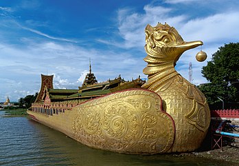 Phaung Daw U, um pagode budista em Mianmar (antiga Birmânia), localizado na vila de Ywama, no lago Inle, no estado de Xã. Anualmente, durante o mês birmanês de Thadingyut (de setembro a outubro), é realizado um festival de pagode de 18 dias, durante o qual quatro das imagens de Buda são colocadas em uma réplica de uma barca real projetada como um cisne (ou ganso) Hamsa e levada ao longo do lago Inle. A barca é rebocada de vila em vila ao longo das margens do lago no sentido horário, e as quatro imagens ficam no mosteiro principal de cada vila durante a noite. (definição 4 431 × 3 072)