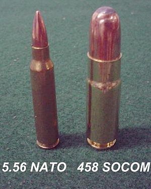 5.56x45mm NATO弾(左) と .458 SOCOM弾(右)