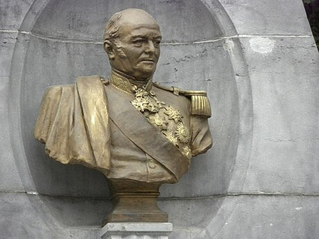 Le buste en bronze d'Albert Goblet d'Alviella sur le monument qui lui est dédié à Court-Saint-Étienne.