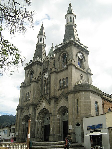 File:Basilica Menor Nuestra Señora del Rosario de Chiquinquira.JPG