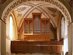 Orgel von 1997 und Holzbrüstung der Orgelempore von 1672