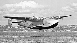 Boeing 314 clipper lentää matalalla.