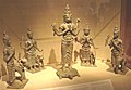 アヌラーダプラ王国のローカパーラは左から馬、獅子、牛、象を従えており、左から2番目の獅子を従えて棍棒を持つのがクベーラ