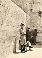 שוטר בריטי משגיח בכותל, בשנת 1934 לערך