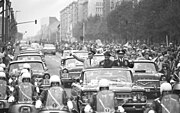 地球帰還後、東ベルリンで行われた記念パレードでのイェーン、ホーネッカー国家評議会議長、ブィコフスキー（1978年9月21日）