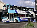Um ônibus panorâmico em Coventry, Inglaterra.