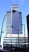 El edificio CIS Tower en Mánchester, Inglaterra fue revestido con paneles fotovoltaicos en noviembre de 2005 cuando comenzó a suministrar electricidad en la red nacional de Gran Bretaña.