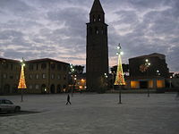 Carbonia, piazza Roma dopo il tramonto.