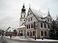 Altes Rathaus und Stadtkirche im Winter