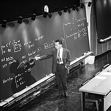 Коккони читает лекцию в главной аудитории ЦЕРН 1967.jpg