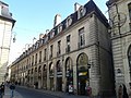 Façades ordonnancées de la rue de la Liberté à Dijon, très semblable à celles de la place Gambetta à Bordeaux.