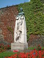 Tombe et mémorial au pied de la cathédrale de Norwich..