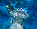 Fossum amb una versió d'entrenament del seu vestit espacial, durant una sessió d'entrenament en el Neutral Buoyancy Laboratory a prop del Centre Espacial Johnson de la NASA.