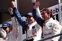 Karl Wendlinger (Mitte) 1999 auf dem Siegerpodest in Le Mans