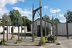 Gamla Mårtenskolan med stolpar och vindkraft 2013