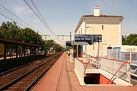 Vue d'ensemble de la gare. À gauche : voie 2 vers Juvisy ; à droite : voie 1 vers Corbeil.