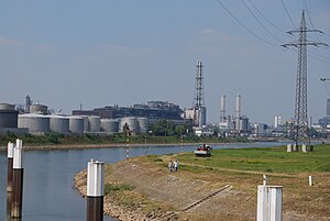 Kraftwerk BASF-Ludwigshafen (Mitte rechts)