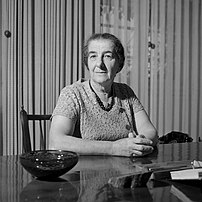 Golda Meir, photographiée en 1964 par Willem van de Poll. (définition réelle 2 217 × 2 217)