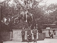 Monument Poniatowskiego na tarasie pałacu Paskiewicza w Homlu, 1918