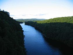 The Connecticut River looking north in the early evening, from the French King Bridge at the اروینگ، ماساچوست-Gill town line