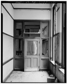 Interior doorway (1990)