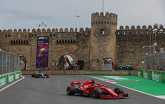 O Gran Premio de Acerbaixán de 2018 e as murallas da cidade de Bakú detrás