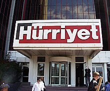 Vchod do kancelářské budovy s nápisem „Hürriyet“