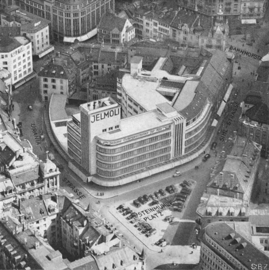 Jelmoli um 1940. Der Glaspalast liegt in der oberen rechten Ecke, vorne der markante Bau mit Turm aus den 1930er-Jahren
