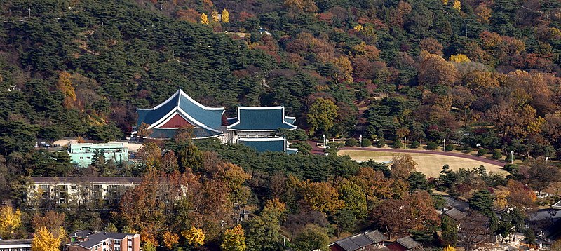 Berkas:Korea-Seoul-Cheongwadae-Blue.House-Bukhansan-01.jpg