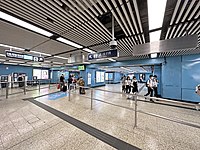 觀塘綫大堂通往東鐵綫北面大堂的轉乘通道出入口（2023年4月）